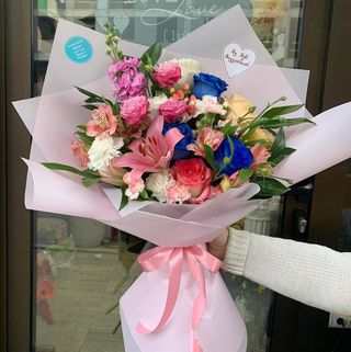 #6. ფერადი თაიგული ლურჯი ვარდებით