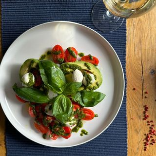 Салата с авокадо, бейби моцарела и чери домати