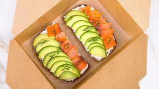 ორაგულის და ავოკადოს ტოსტი