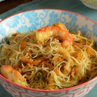 Spaghetti di riso con gamberi