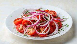 Salata de rosii si ceapa rosie