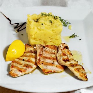 Пърстро пилешко филе с картофки