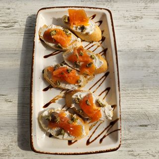 Брускети с крема сирене и сьомга (650г)