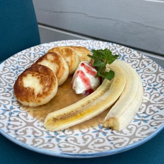 Сирники з бананом,солоною карамеллю та крем-сиром