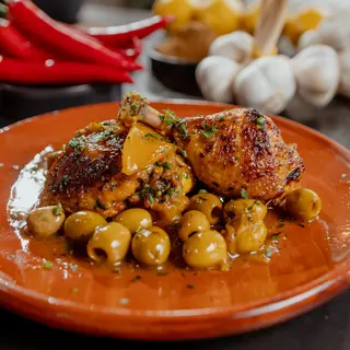 Tajine De Poulet Au Citron Confit Et Olives Vertes (Daghmira)
