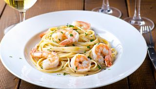 Лингуини със скариди и бяло вино