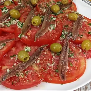 Ensalada De Tomate con anchoas y AOVE