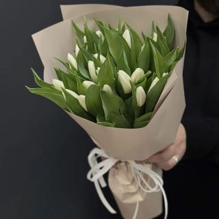 25 білих тюльпанів