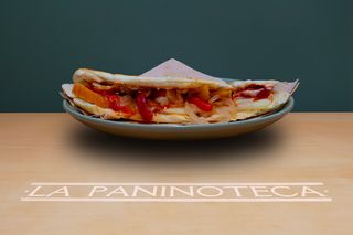 39 Peperoni, scamorza, cipolla caramellata, salsa rosa e piccante