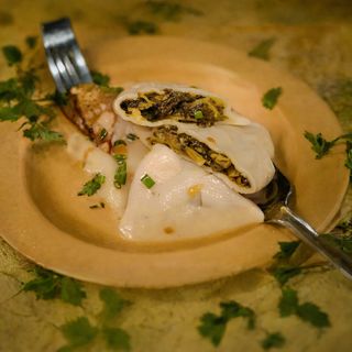 Pierogi szpinakowe z orzechami i twarogiem