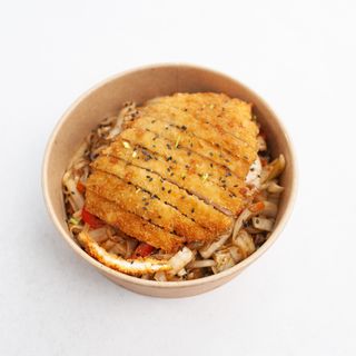 Kurczak panko smażony z makaronem ryżowym