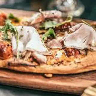 Pinsa de Porchetta. (1 ó 2 personas)
