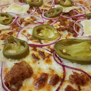 Pizza Gourmet de Cochinita Pibil con Jalapeños