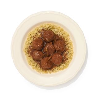 Albóndigas encebolladas calientes