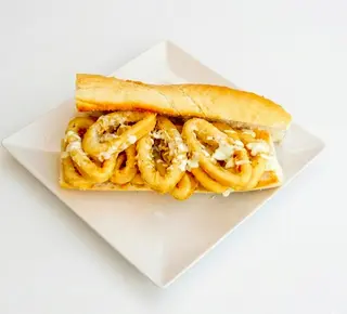 Bocadillo De Calamares Con Salsa Alioli