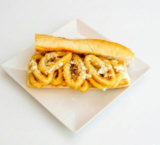 Bocadillo De Calamares Con Salsa Alioli