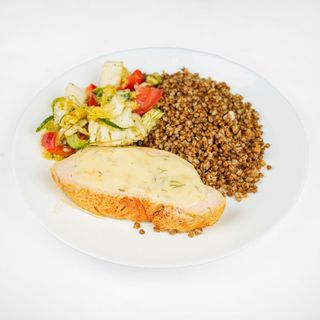 Pieczeń z indyka w sosie koperkowym 100g