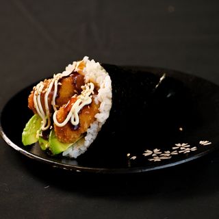 Temaki de Langostino arrebozado con aguacate.