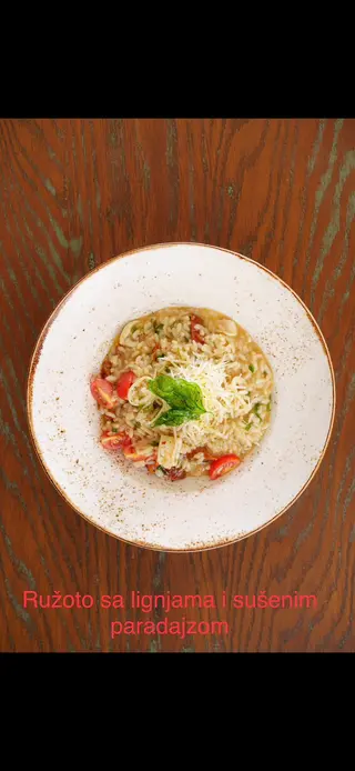Risotto sa lignjama i sušenim paradajzom u laganoj kremi od ostriga 370 gr