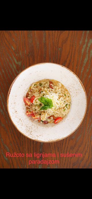 Risotto sa lignjama i sušenim paradajzom u laganoj kremi od ostriga 370 gr