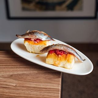 Sardina Ahumada Sobre Focaccia De Pimentón (1 Ud.)