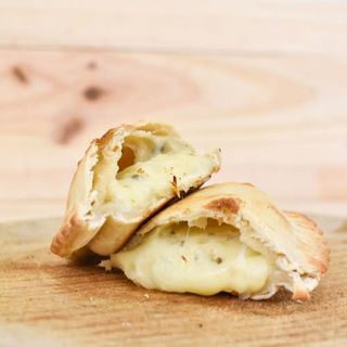 Empanada De Queso Y Cebolla Caramelizada