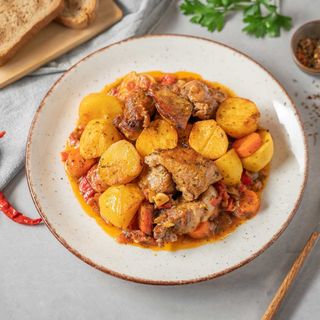 Свинско с картофи и зеленчуци на фурна 