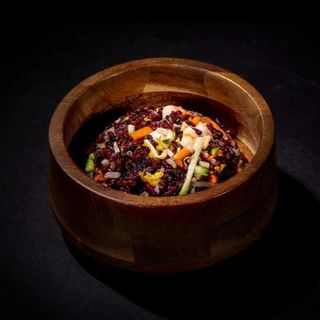 Riso venere saltato con verdure e gamberetti