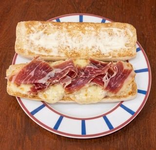 Bocadillo De Jamón Ibérico De Cebo Y Queso Fundido