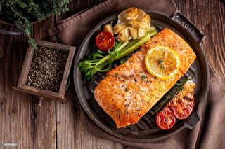 Salmone con salsa mediterranea