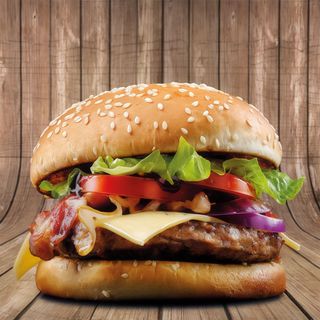 BBQ Burger (180 gr.) con beicon, aros de cebolla y salsa barbacoa.