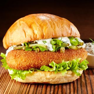 Бургер с пържено пиле (350г)