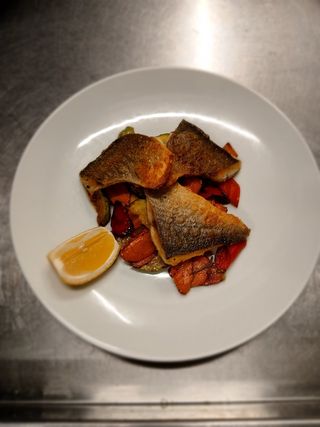 Филе ципура на грил  и сотирани зеленчуци (300г)