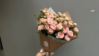 პუდრისფერი სპრეი ვარდების თაიგული