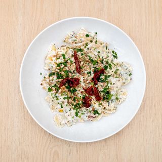 Farfalle z sosem gorgonzola ze szpinakiem i suszonymi pomidorami