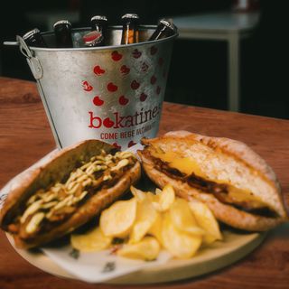 28.Bokatin XXL Pollo Asado Con Cebolla Caramelizada Y Queso De Cabra