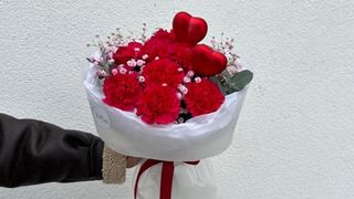 Bukiet Malinowych goździków + 2 Serca - 9 szt