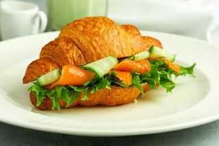 Круассан с лососем и крем чиз