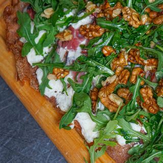 6. Stracciatella di mozzarella, speck del trentino, pomodorini e rucola