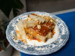 Млинці з карамелізованими яблуками та грушею