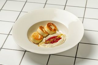 Сырники со сметаной и малиной