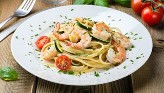 Spaghetti con gamberi & zucchine e pomodori