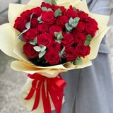 25 ruza sa eukaliptusom i pakovanjem u buket