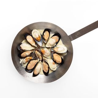 Мидии в сливочно-чесночном соусе (15 шт).