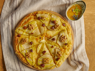 З Карпатськими сирами, грушею та липовим медом (400г)