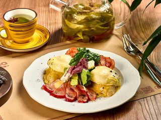 Чіабата з яйцем пашот, томатами, с\с лососем та соусом голландез (250g)