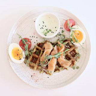 Вафли из цукини с семгой