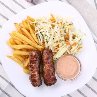 G-Mici la gratar cu cartofi si salata 