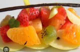 Macedonia di frutta con gelato alla crema