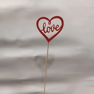 Pin palabra LOVE de madera